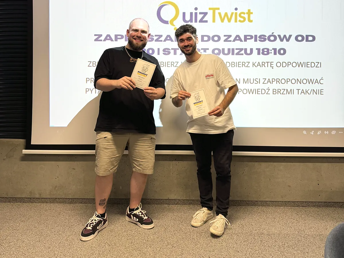 Marcin i Filip, prowadzący QuizTwist, z kartami Piwny boost przed ekranem z logo QuizTwist